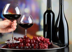 wine and grapes on tray for wine tasting